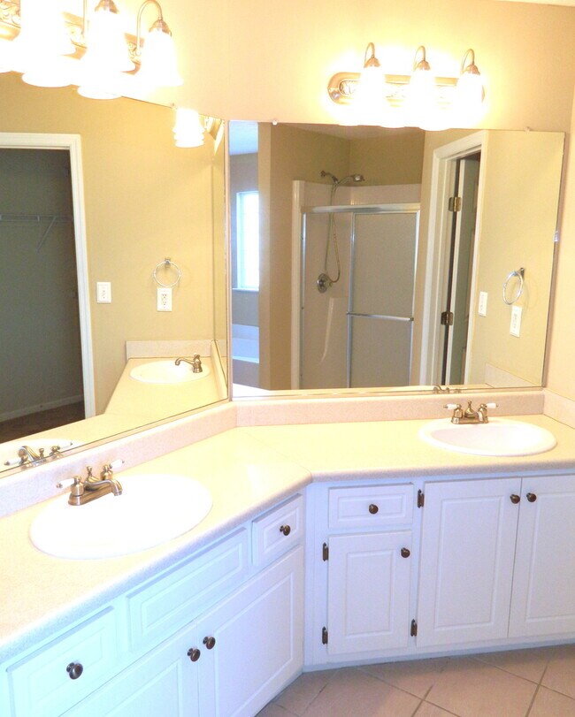 Building Photo - 1087 Waltons Pass