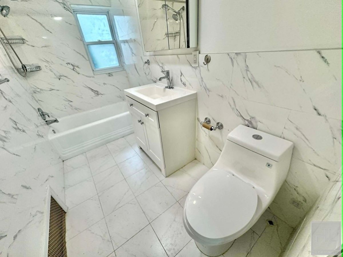 Building Photo - 32 STREET