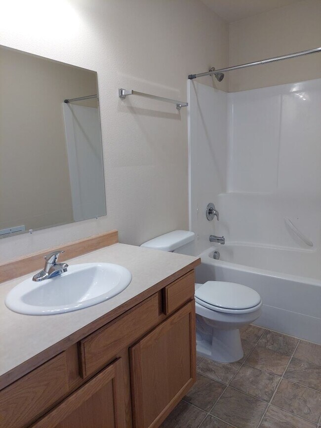 Building Photo - 2200 Greenview Cir