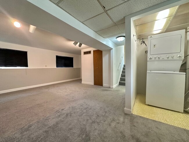Building Photo - 220 Hampdon Ct