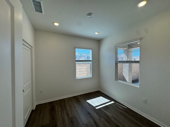 Building Photo - For Lease | Spacious 4-Bed + Den & Loft | ...