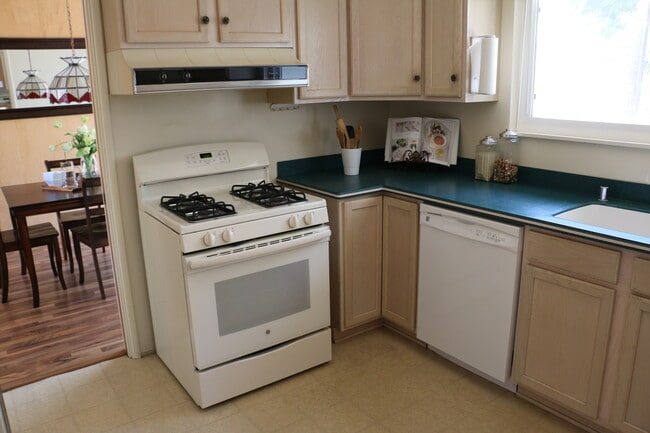 Building Photo - 2000 sq feet 5 bed 3 bath home close to Poly!!