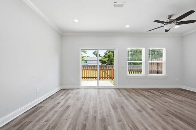 Building Photo - 699 Woodlawn Ave