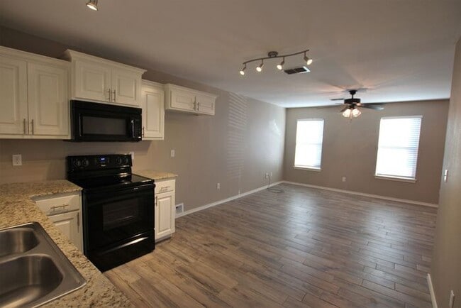 Building Photo - 2-Bedroom Townhouse for Rent in the Heart ...