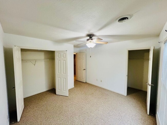 Building Photo - Townhouse Located at Pikes Place