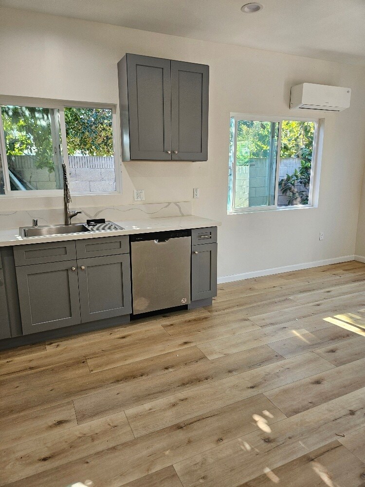 Building Photo - 1506 W Anahurst Pl