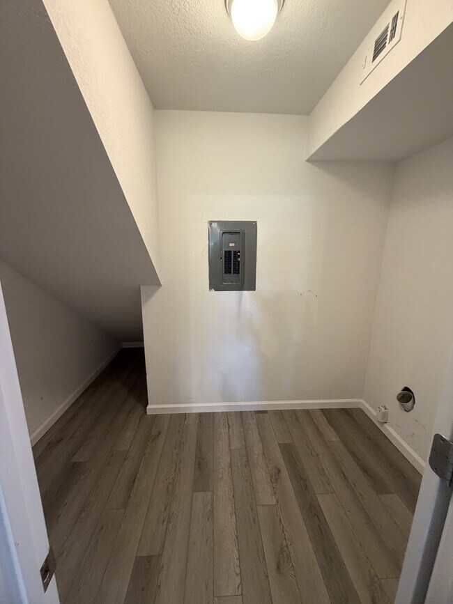 Building Photo - 122 Hampton Dr