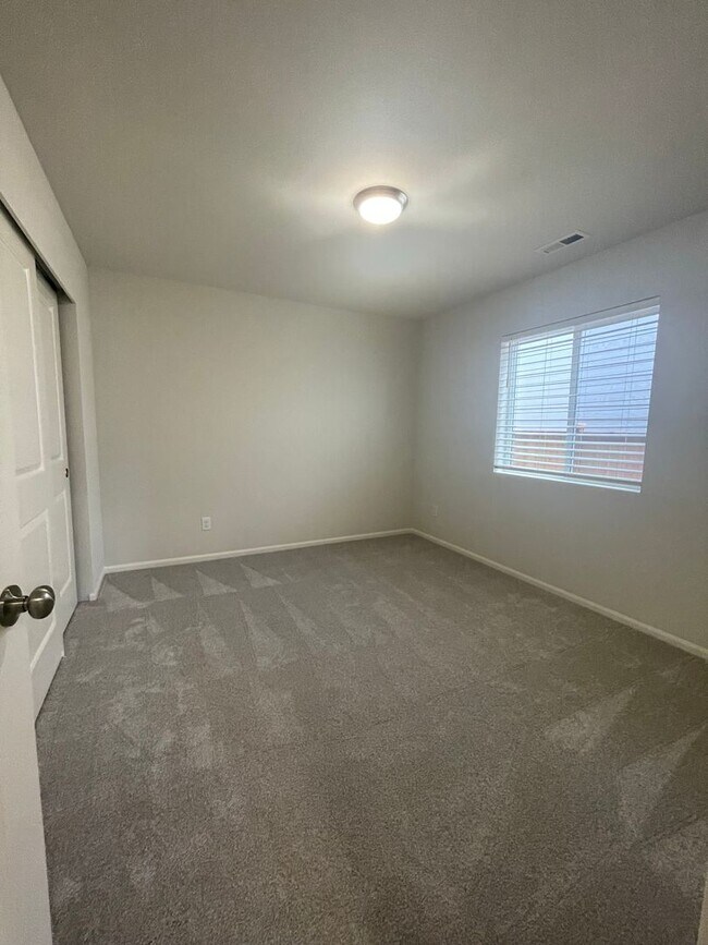 Building Photo - 4 bedrooms + BONUS ROOM And 2.5 baths Tumw...
