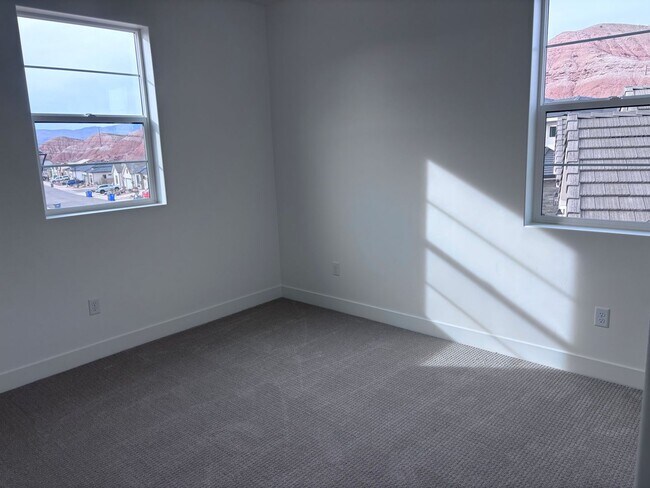 Building Photo - Beautiful New Home with access to community pool