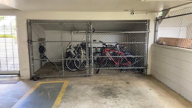 Building Photo - Available Now! Studio on Kinau Street with...