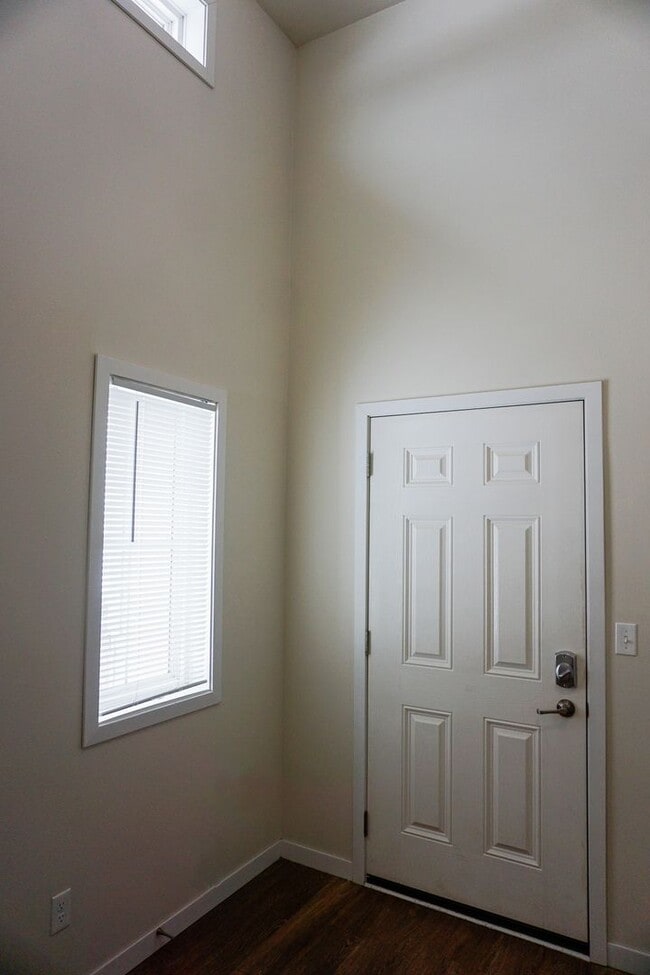 Building Photo - 3 Bed 2 Bath Twin Home