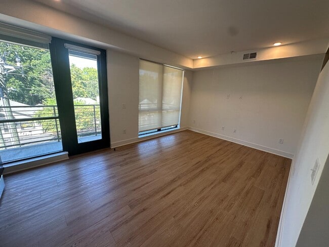 Building Photo - 615 W Peace St