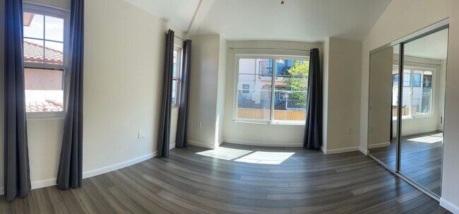 Building Photo - Move in Special!! Beautiful 4 bed/4.5 bath...