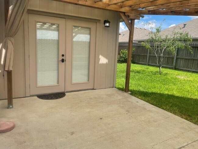 Building Photo - 3942 Las Bahias Dr