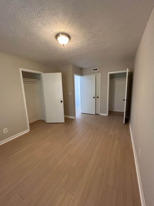 Building Photo - McCullars- 420