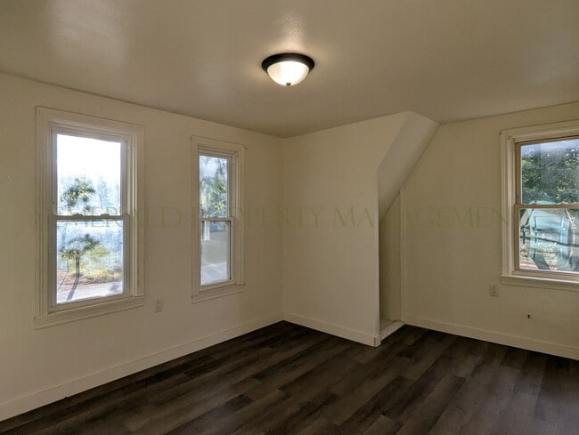 Building Photo - 1318 N Burbank Ave