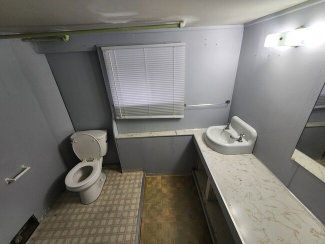 Building Photo - 415 NE Oak St