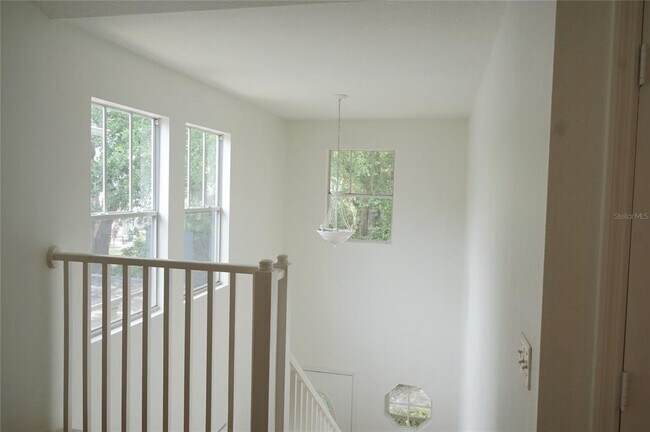 Building Photo - 402 S Willow Ave