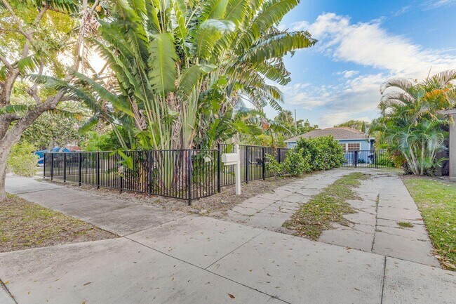 Building Photo - 518 33rd St