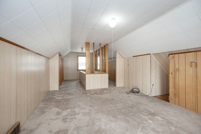 Building Photo - 3 Bedroom/1 bath Single House Maple Hts!!