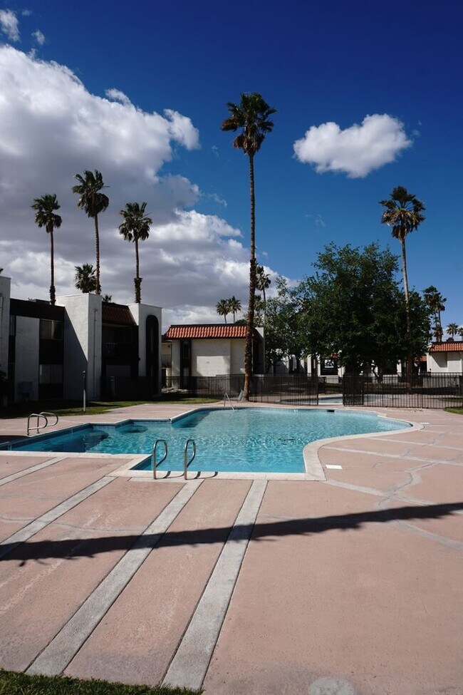 Building Photo - 1405 Vegas Valley Dr