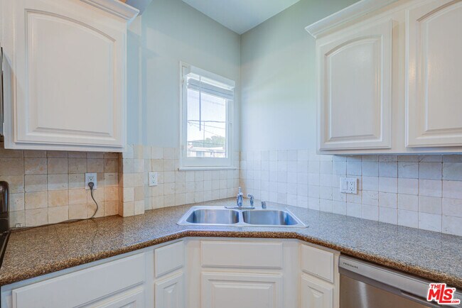 Building Photo - 253 S Elm Dr