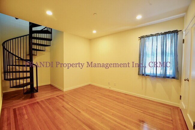 Building Photo - Sun Valley Duplex with Garage and Great La...