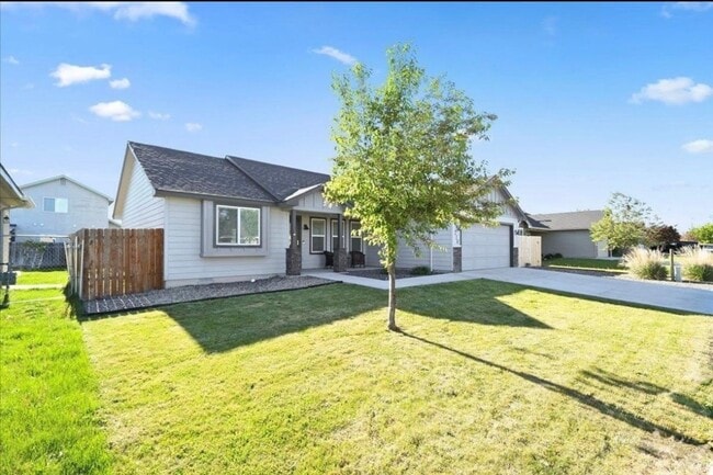 Building Photo - Beautiful Modern Home in a Nice Neighborhood