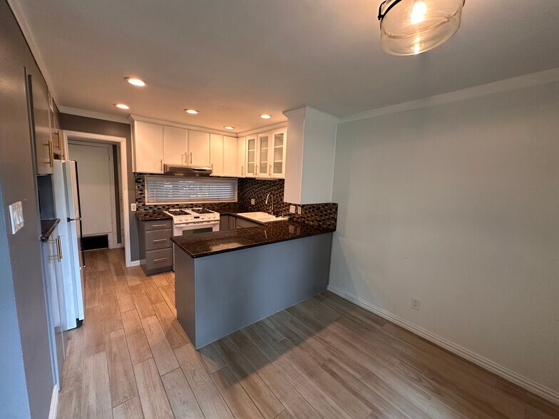 Building Photo - 8211 Katy Fwy
