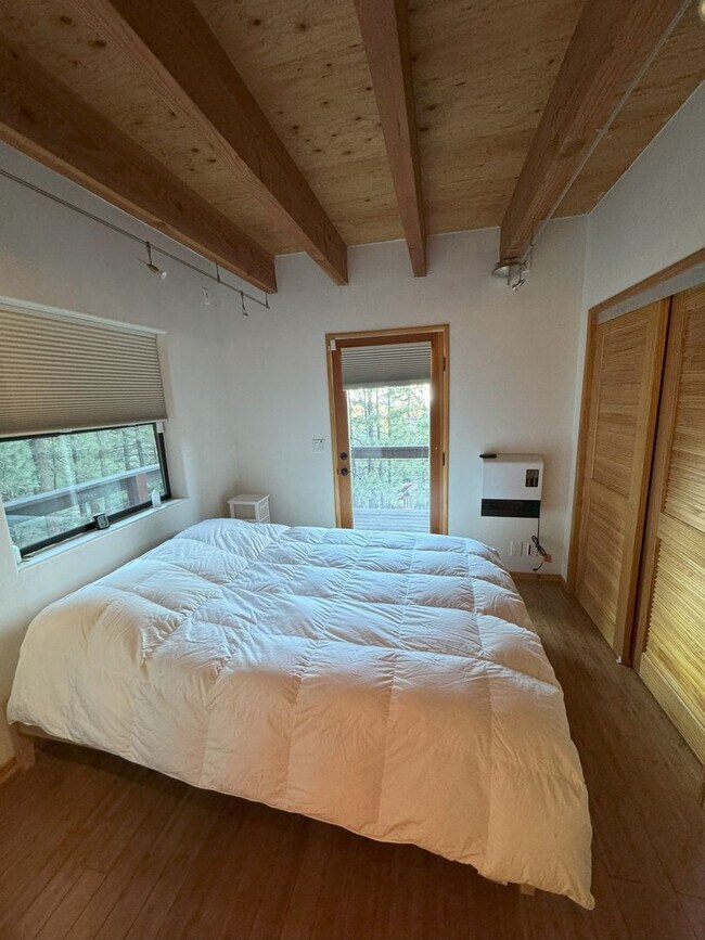 Building Photo - Unique Mountain Home!