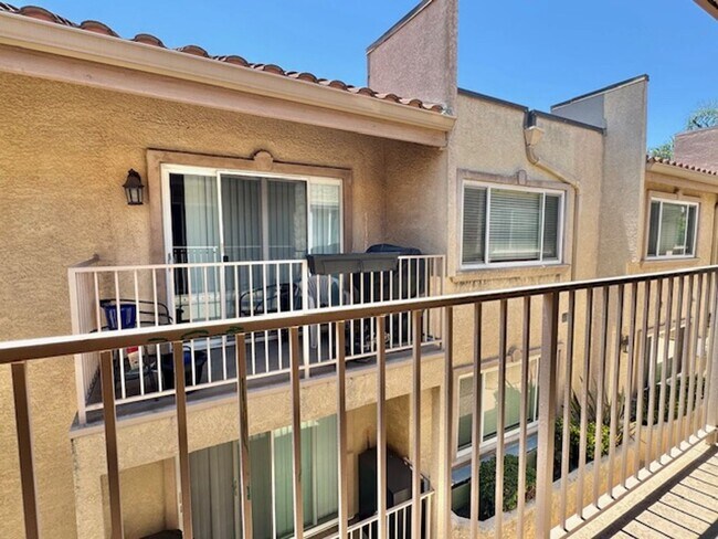Building Photo - Stylish Burbank Condo with Modern Touches ...
