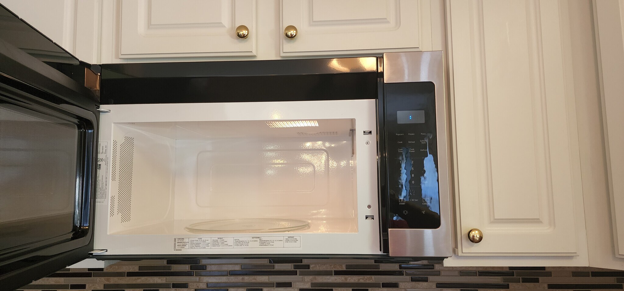 Whirlpool microwave - 837 Shackleton Rd