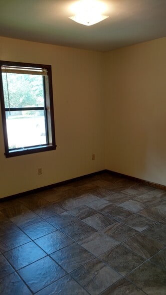 Building Photo - 125 Debra Ln