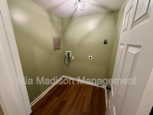 Building Photo - 2233 E Derenne Ave