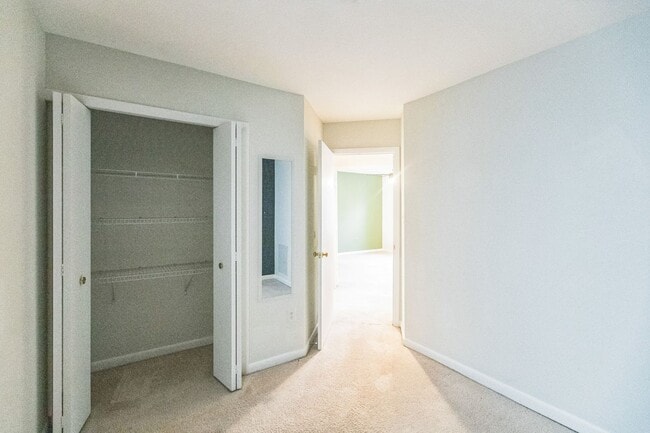 Building Photo - Bright & Spacious 3BR Townhome with Garage...