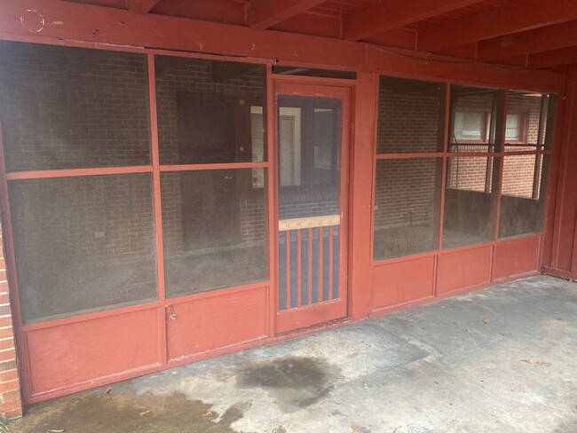 Building Photo - 2212 Rosemary Ln