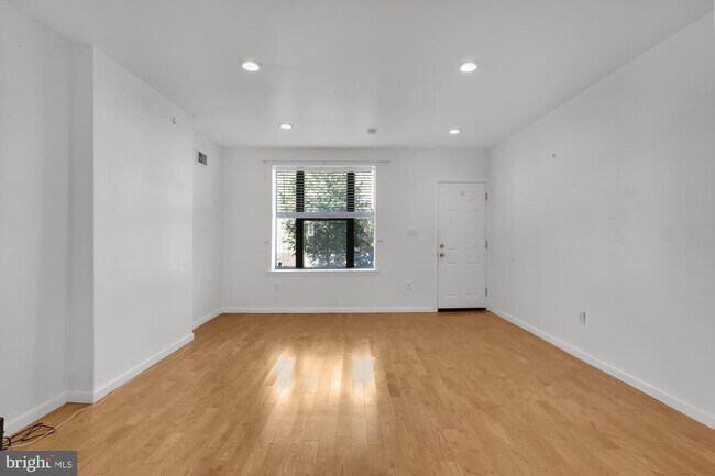 Building Photo - 2215 S Hicks St