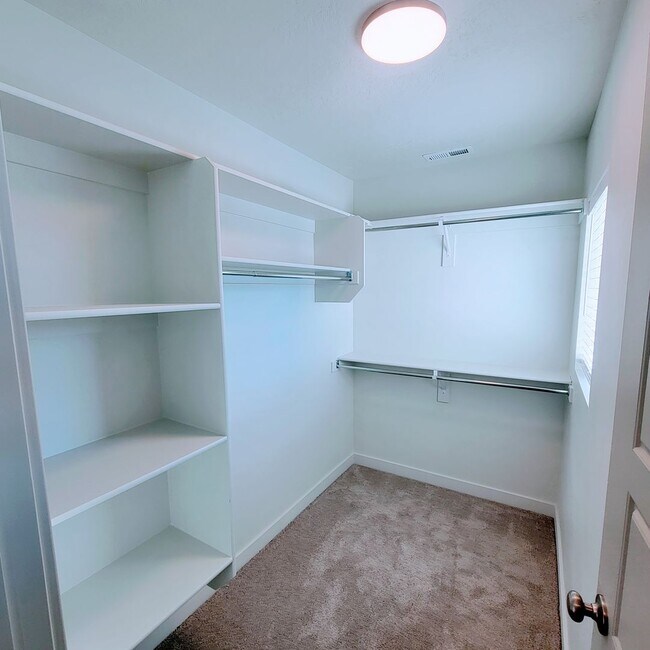 Building Photo - Gorgeous Townhome!!!