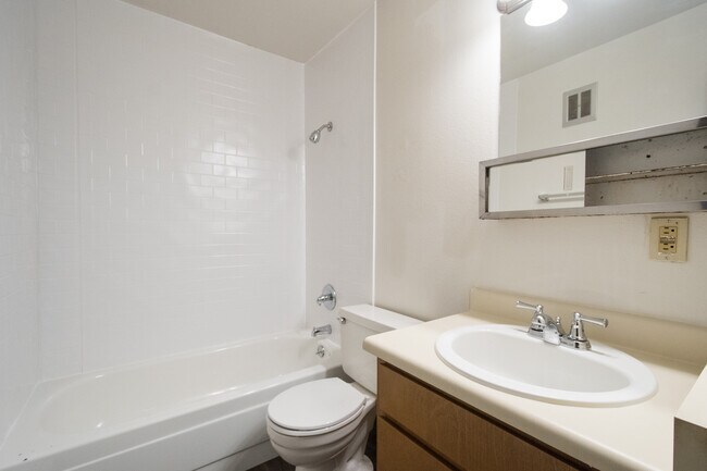 Building Photo - 1720 Azalea Ct