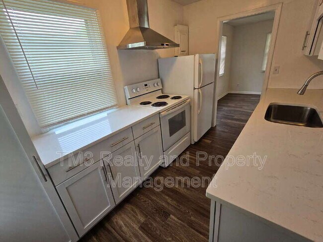 Building Photo - 811 W Sheridan St