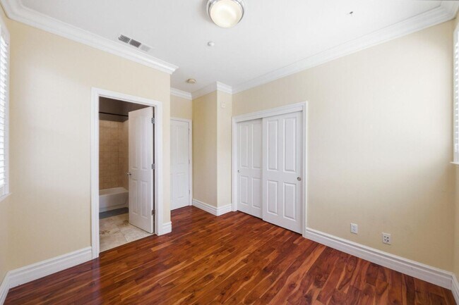 Building Photo - 200 Live Oak Way