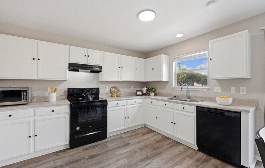 Building Photo - 10807 Indigo Creek