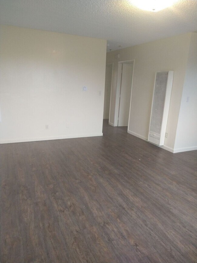 Interior Photo - 8209-8211 S Broadway