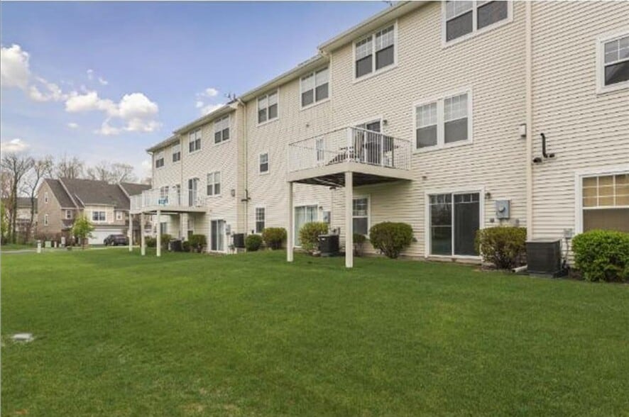 Building Photo - 16709 50th Ct N