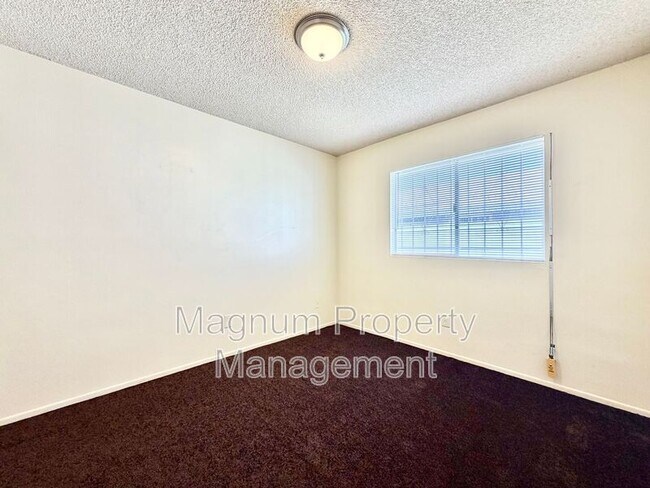 Building Photo - 132 E Bowen Rd