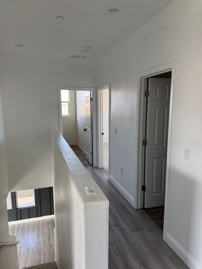 Building Photo - NOW AVAILABLE!! BEAUTIFUL HOME IN GATED COMMUNITY OF PATTERSON