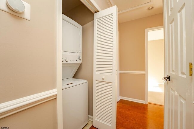 Building Photo - 558 London Ct