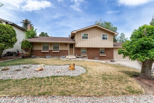 Building Photo - BEAUTIFUL 4BD SPLIT-LEVEL HOME in VILLA LO...