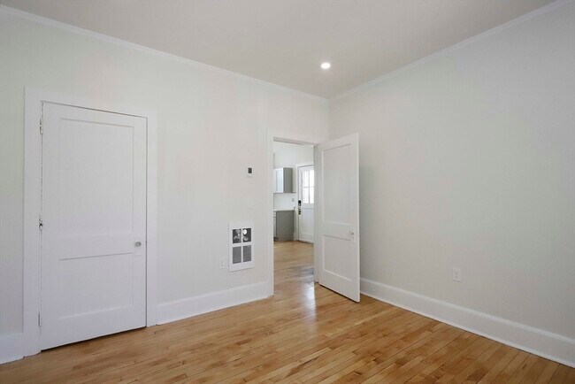 Building Photo - 189 Elm St