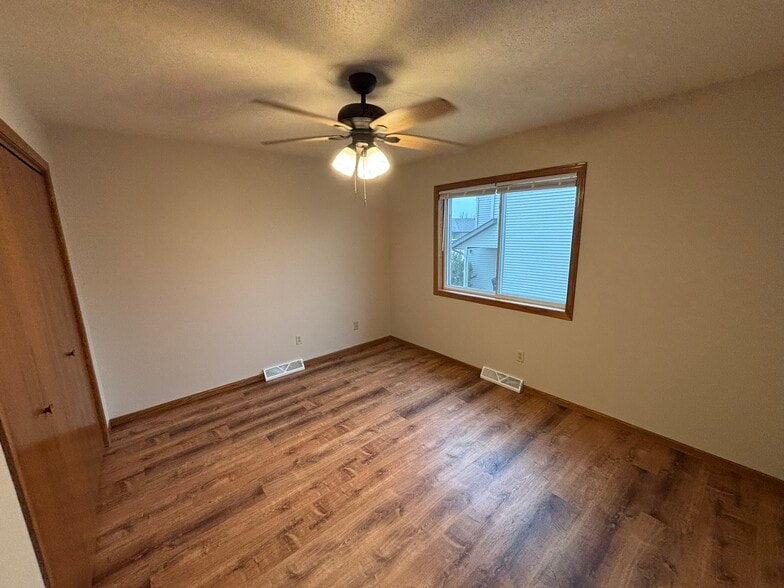 Building Photo - 125 Rosewood Ln S